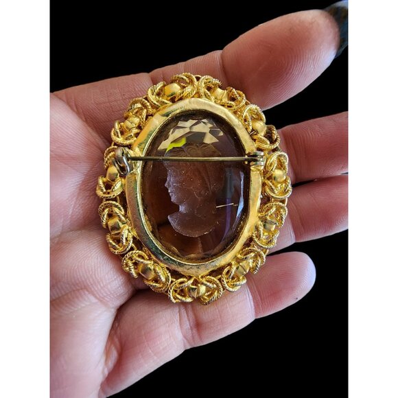 Vintage Probably Juliana Faceted Glass Cameo Brooch (A1549  Vintage Probably Juliana Faceted Glass Cameo Brooch (A1549)